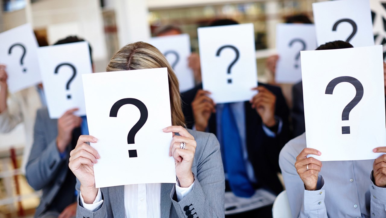 手持带有问号纸张遮住脸的人。