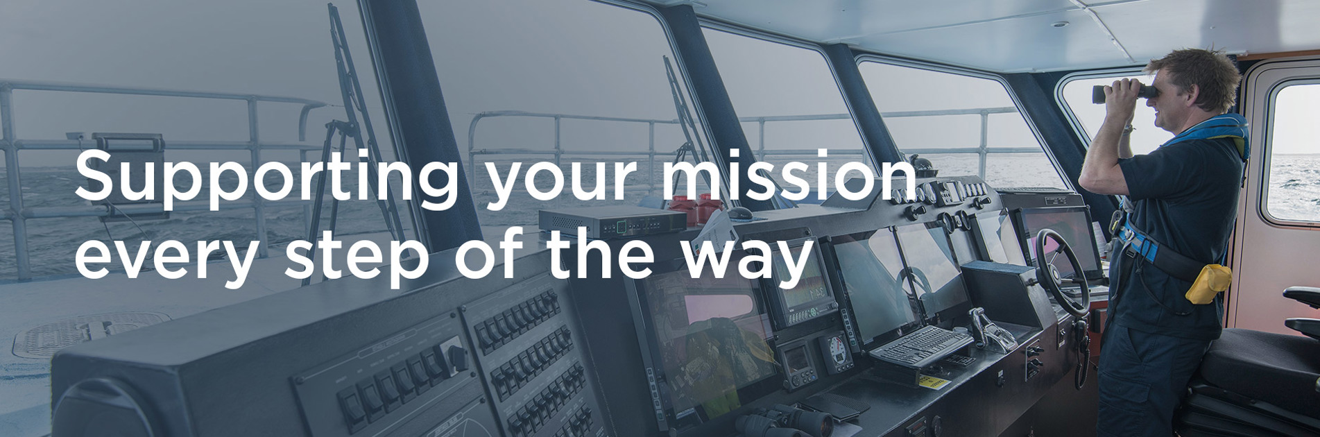 船舶控制室内持双筒望远镜的人;文字覆盖显示“Supporting your mission.”