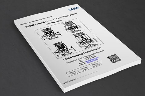 Manuale DESMI per pompa centrifuga verticale "in-line" NSL Monobloc, su un tavolo.