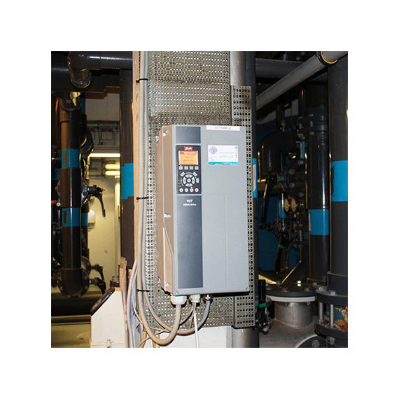 Industriellt kontrollpanel med display och knappar, monterad på en metallram.