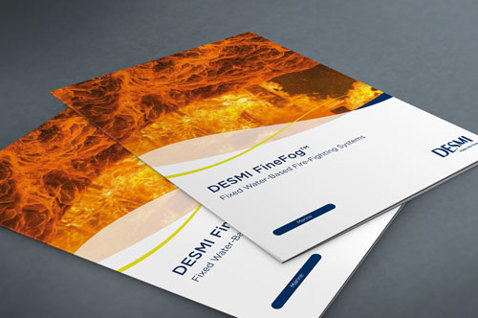 Brochure DESMI FineFog per sistemi antincendio fissi a base d'acqua su un tavolo.