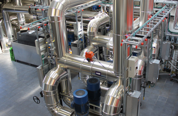 工业设施配有不锈钢管道和机械，专为流体处理而设计。