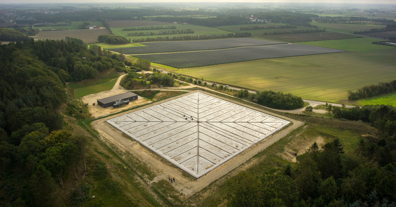 乡村景观中大型方形太阳能电池板装置的鸟瞰图。