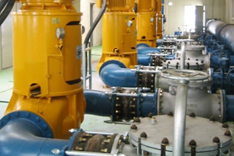 用于设施中流体处理的工业泵和管道系统。