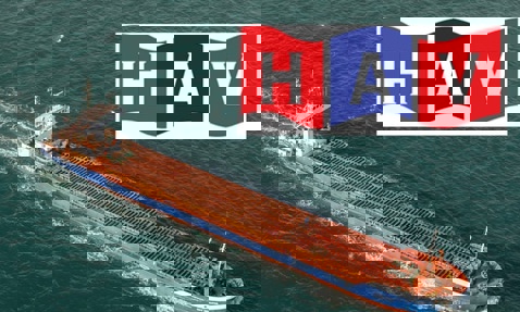 货船在公海航行，上方有HAV标志。