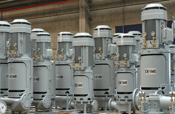 DESMI vertikala centrifugalpumpar på träpallar i en industriell miljö.