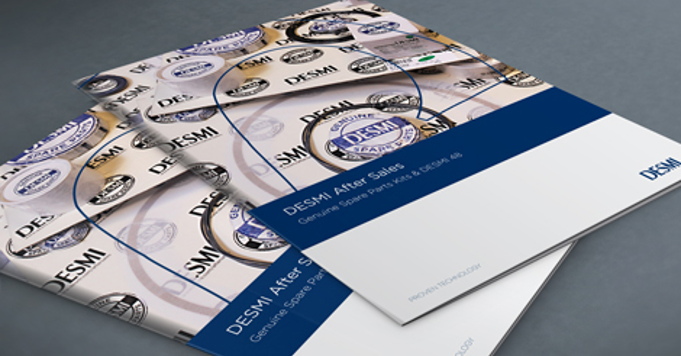 Folletos de postventa de DESMI con el logotipo de la empresa sobre una superficie gris.