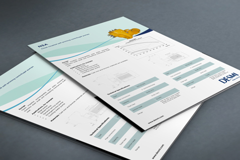 Brosjyrer med DESMI-produktinformasjon og ytelsesdiagrammer på et bord.