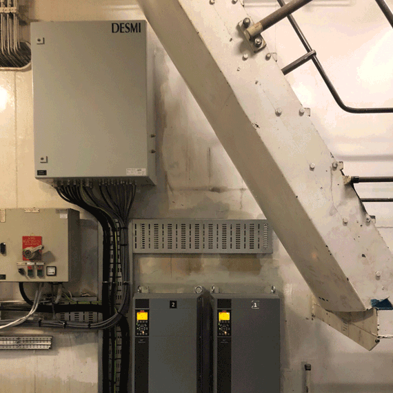 DESMI电气控制面板及组件安装在工业墙上。