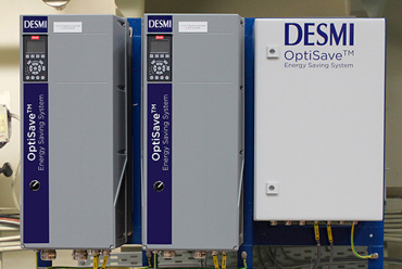 Système d'économie d'énergie DESMI OptiSave avec panneaux de contrôle et connexions de câblage.