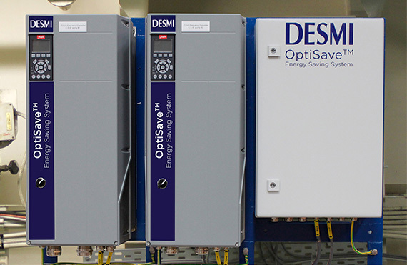 DESMI OptiSave 节能系统，配有控制面板和电线连接。