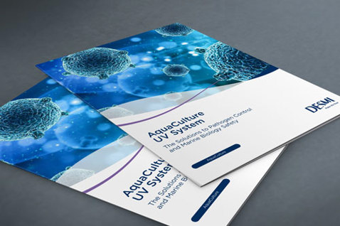 Broszury zatytułowane "Aquaculture UV System" z logo DESMI na szarej powierzchni.