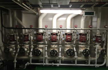 Industriellt rörsystem med flera ventiler och mätare för vätskehantering.