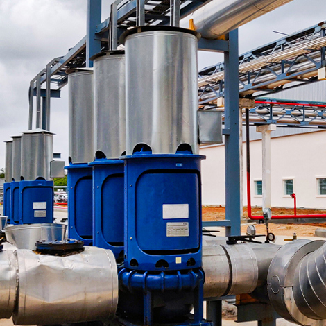 Blå DESMI-pumpar i en industriell anläggning för vätskebehandlingsoperationer.