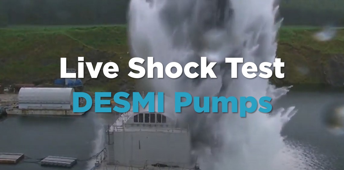 Live choktest af DESMI-pumper med dramatisk vandeeksplosion i baggrunden.