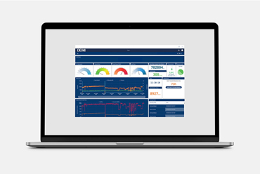Dos hombres de pie junto a una bomba amarilla DESMI en un entorno industrial.