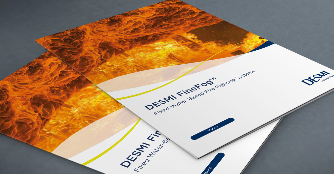 Broschyrer för DESMI FineFog vattenbaserade brandsläckningssystem med eldig bakgrund.