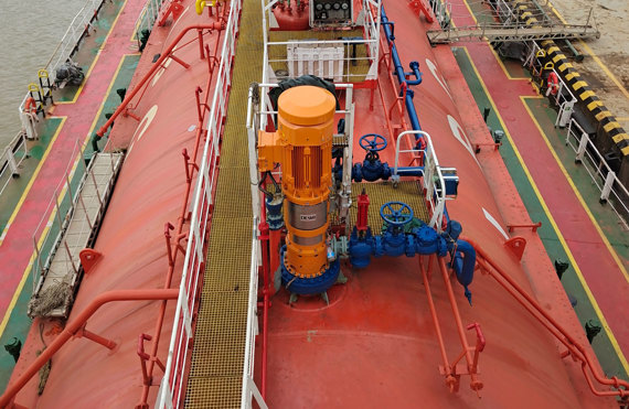 DESMI Vertikalpumpe auf einem Schiffsdeck zur Flüssigkeitsförderung installiert.