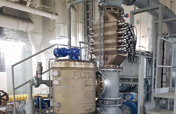 Industrielles Flüssigkeitshandhabungssystem mit Rohren, Ventilen und einer DESMI-Filtrationseinheit.