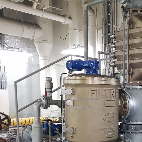 Sistema industriale di gestione dei fluidi con tubi, valvole e un'unità di filtrazione DESMI.