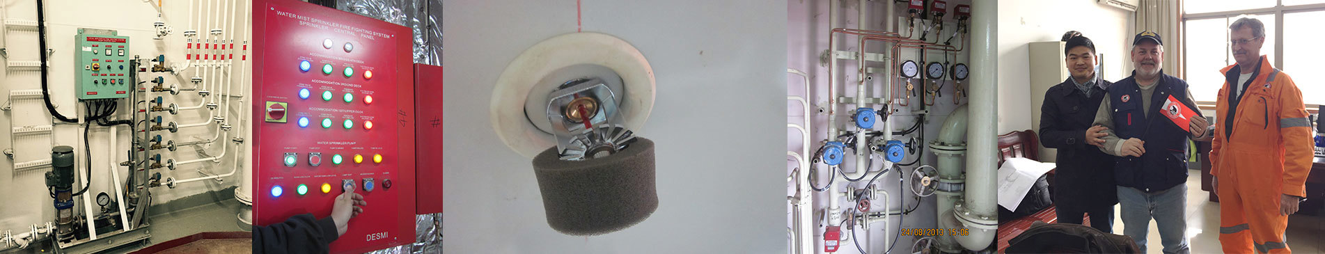 Sistema antincendio a nebulizzazione d'acqua DESMI con pannello di controllo e tubi, tre persone in piedi nelle vicinanze.