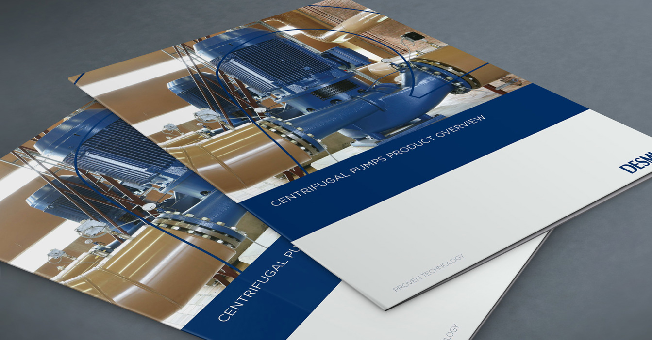 Folleto de DESMI con bombas centrífugas para manejo de fluidos sobre una superficie gris.