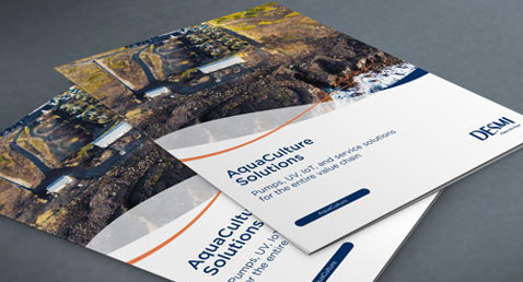 DESMI-Broschüren mit dem Titel "Aquaculture Solutions" auf einer grauen Oberfläche.