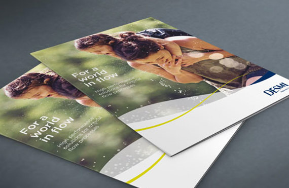 Deux brochures DESMI intitulées "For a World in Flow" sur une surface.