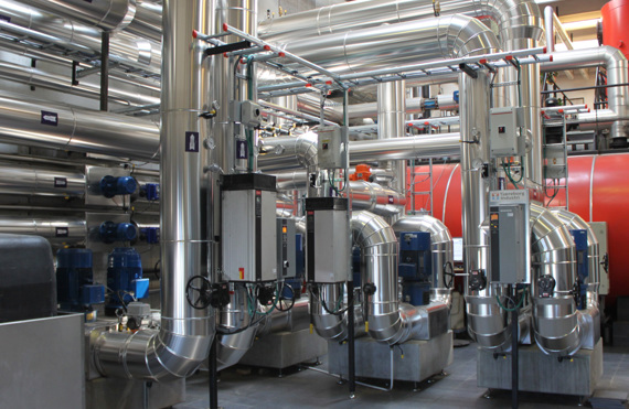 工业设施，配有用于流体处理的大型金属管道和机械。