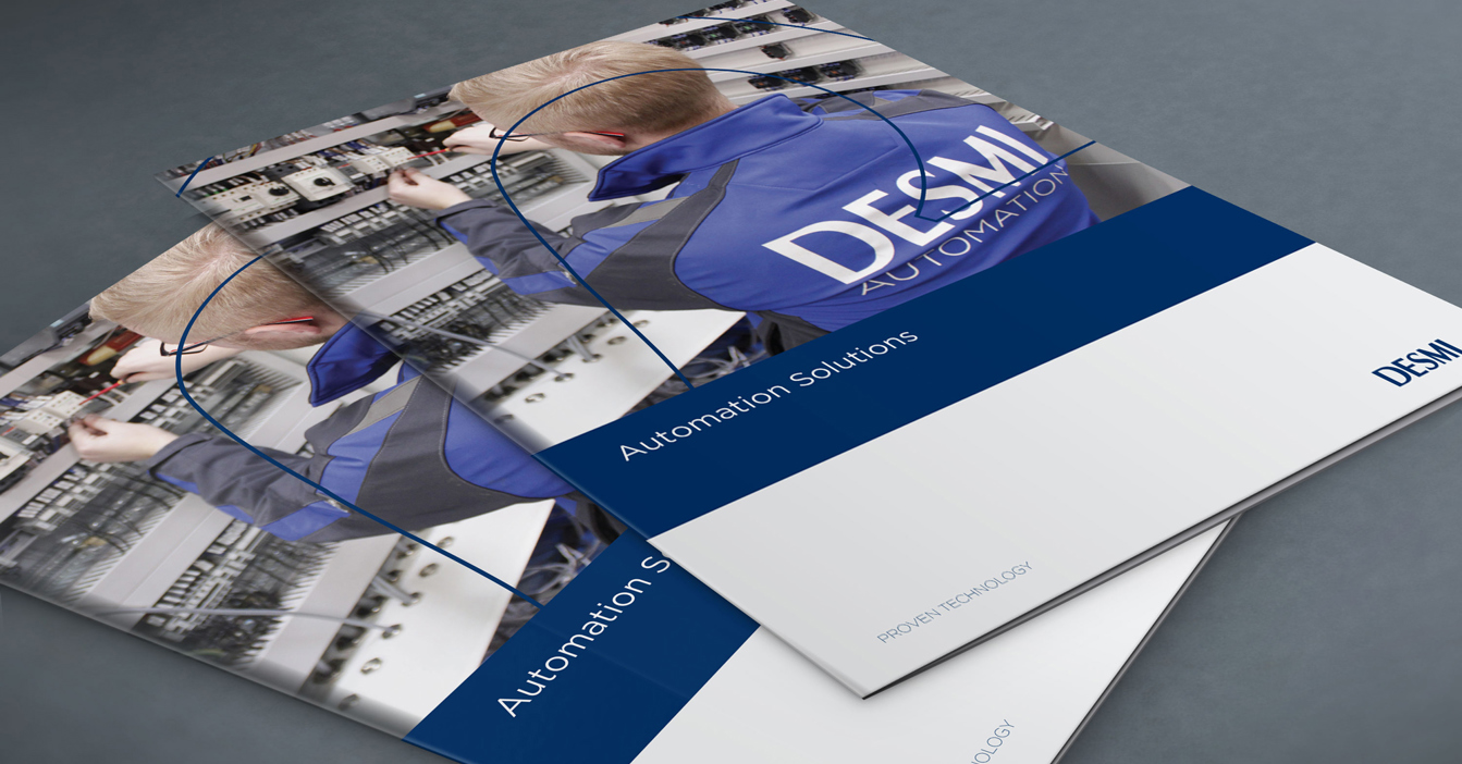 Broschyrer med titeln "DESMI Automation Solutions" med en tekniker som arbetar i en kontrollpanel.