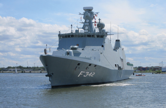 在晴朗平静的日子里，标有F342的巨大海军战舰正在航行。