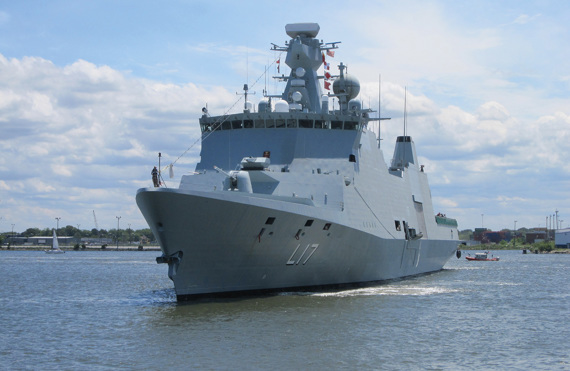 Stor flådefartøj med L17-mærkning sejler på en rolig, solrig dag.