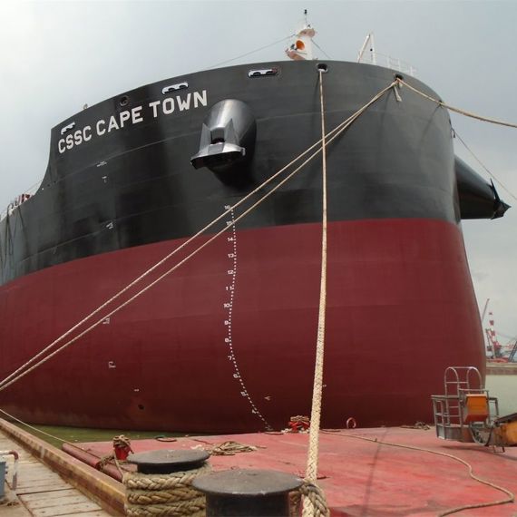 大型货船“CSSC Cape Town”停靠,绳索和设备清晰可见。
