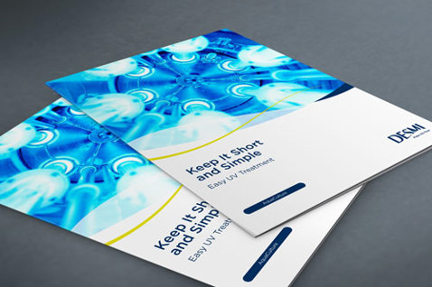 Broszury zatytułowane "Keep It Short and Simple" z brandingiem i projektem DESMI.