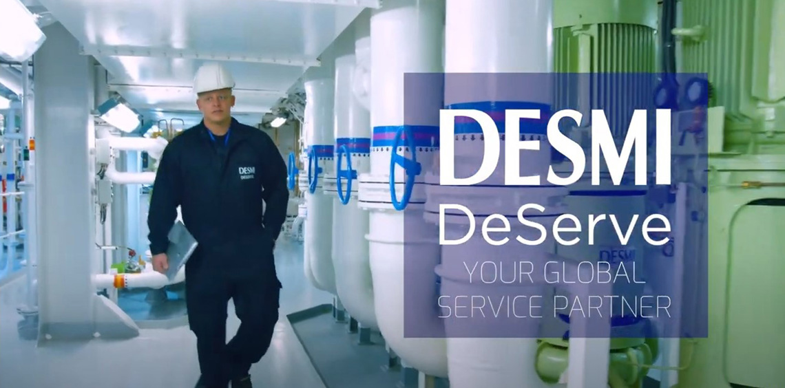Arbetare i DESMI-uniform som går genom en industriell anläggning för vätskebehandling.