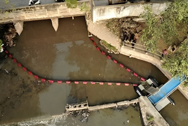 DESMI系统在水道中捕捉水生植物和碎屑以进行流体处理。