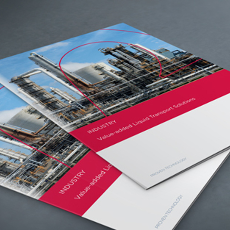 Broszury zatytułowane „Industry: Value-added Liquid Transport Solutions” przedstawiające obiekty przemysłowe, widoczne logo DESMI.