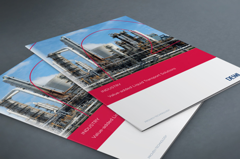 Broschüren mit dem Titel "Industry: Value-added Liquid Transport Solutions", die Industrieanlagen zeigen, DESMI-Logo sichtbar.