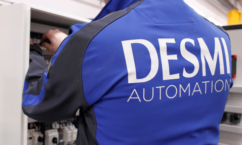 DESMI 技术人员正在调试自动化设置的电气面板。