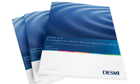 DESMI 2019年年度报告封面,带有蓝色波浪设计和公司详细信息。