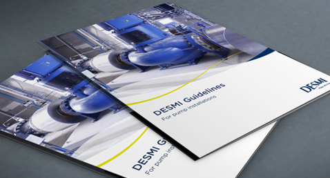 Opuscolo delle linee guida DESMI per installazioni di pompe, con immagini di pompe industriali blu.