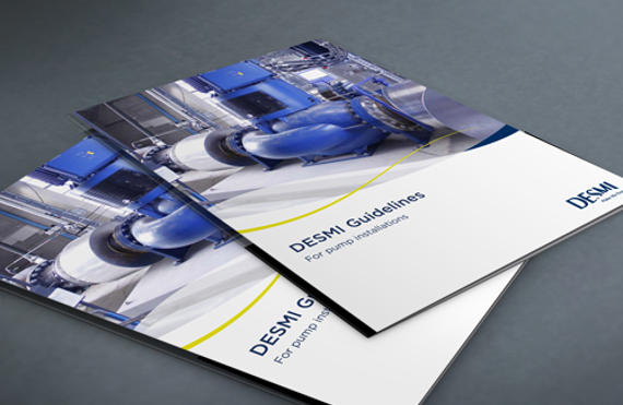 DESMI Richtlinienbroschüre für Pumpeninstallationen, mit Bildern von blauen Industriepumpen.