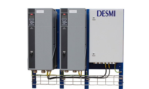 Pannello di controllo DESMI e attrezzature per la gestione dei fluidi, con diverse unità.