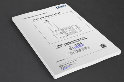 Portada del manual de la bomba de cebado DESMI B114N con diagrama técnico e información de contacto.