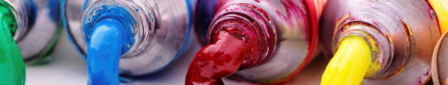 Tubes de peinture colorée, y compris vert, bleu, rouge et jaune, pressés.