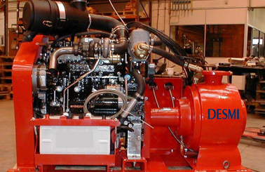 Czerwona jednostka silnikowa DESMI w środowisku przemysłowym do operacji związanych z obsługą płynów.