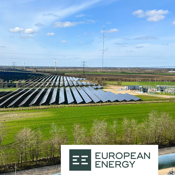 Panele słoneczne i turbiny wiatrowe na zielonym krajobrazie, widoczne logo European Energy.