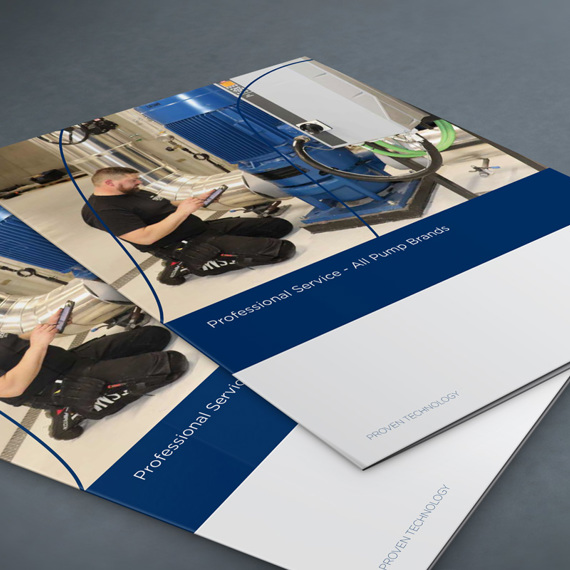 Copertina della brochure con un tecnico che effettua la manutenzione di pompe industriali, etichettata "DESMI Professional Service".