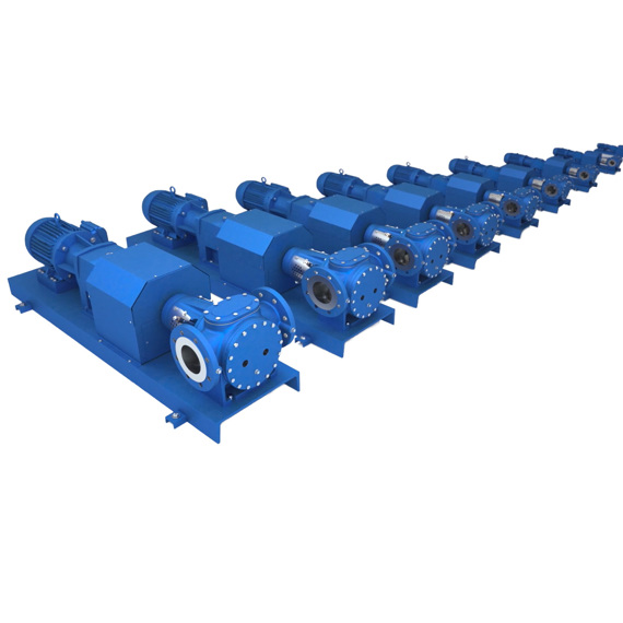 Rad av blå DESMI ROTAN-pumpar för vätskehanteringsapplikationer.