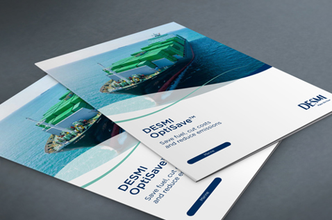 DESMI Optisave Broschüren mit einem Frachtschiff auf dem Cover.
